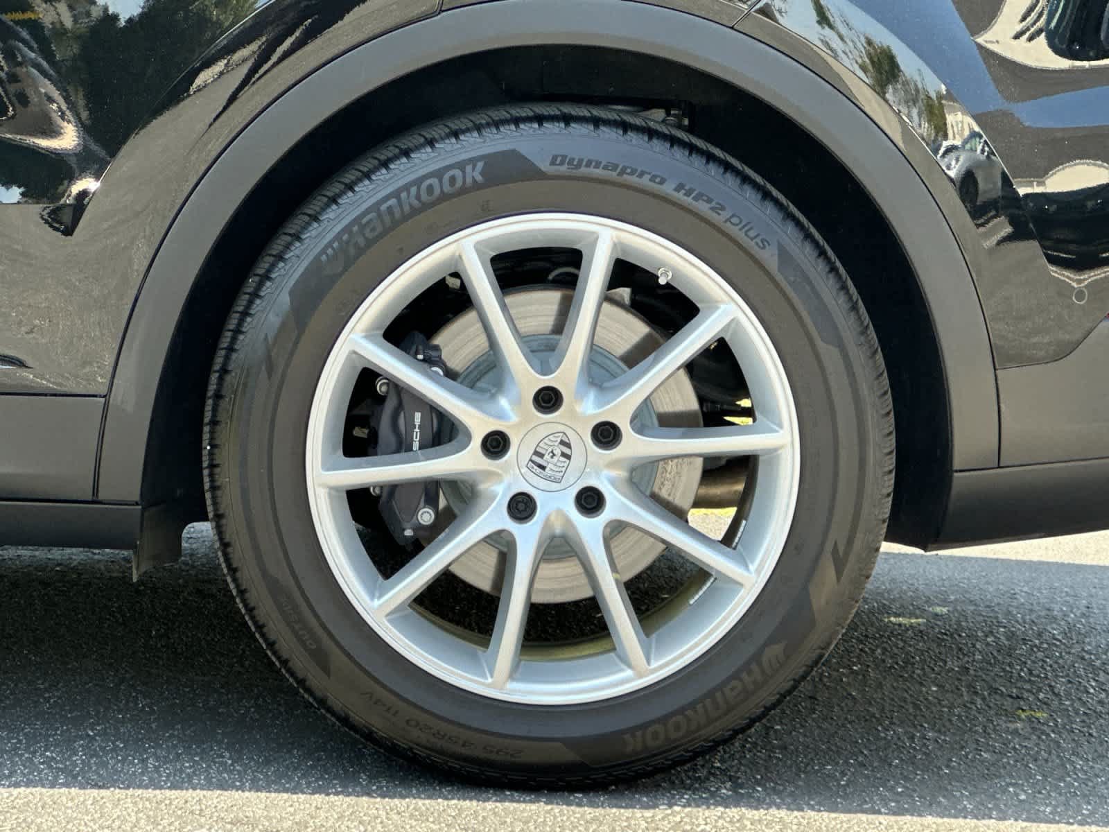 Certified 2025 Porsche Cayenne AWD/4WD image 32