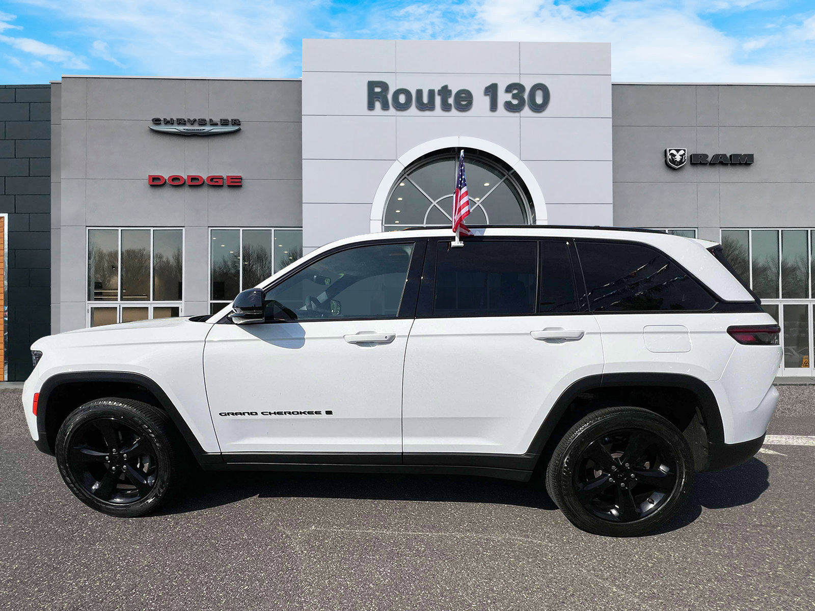 Used 2023 Jeep Grand Cherokee Altitude AWD/4WD image 5