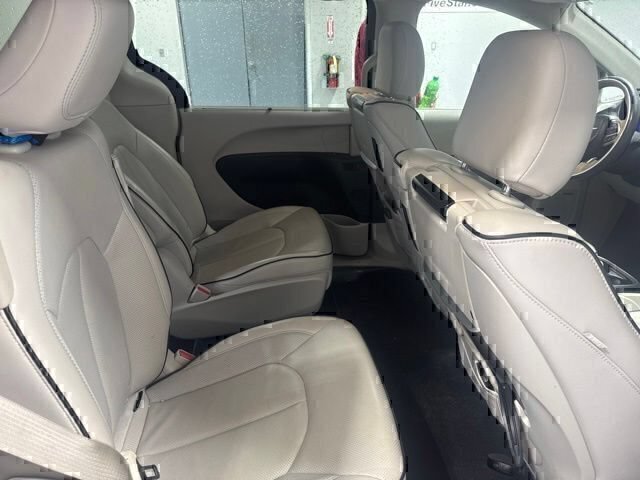 Used 2018 Chrysler Pacifica Limited w/ Advanced Safetytec Group FWD image 21