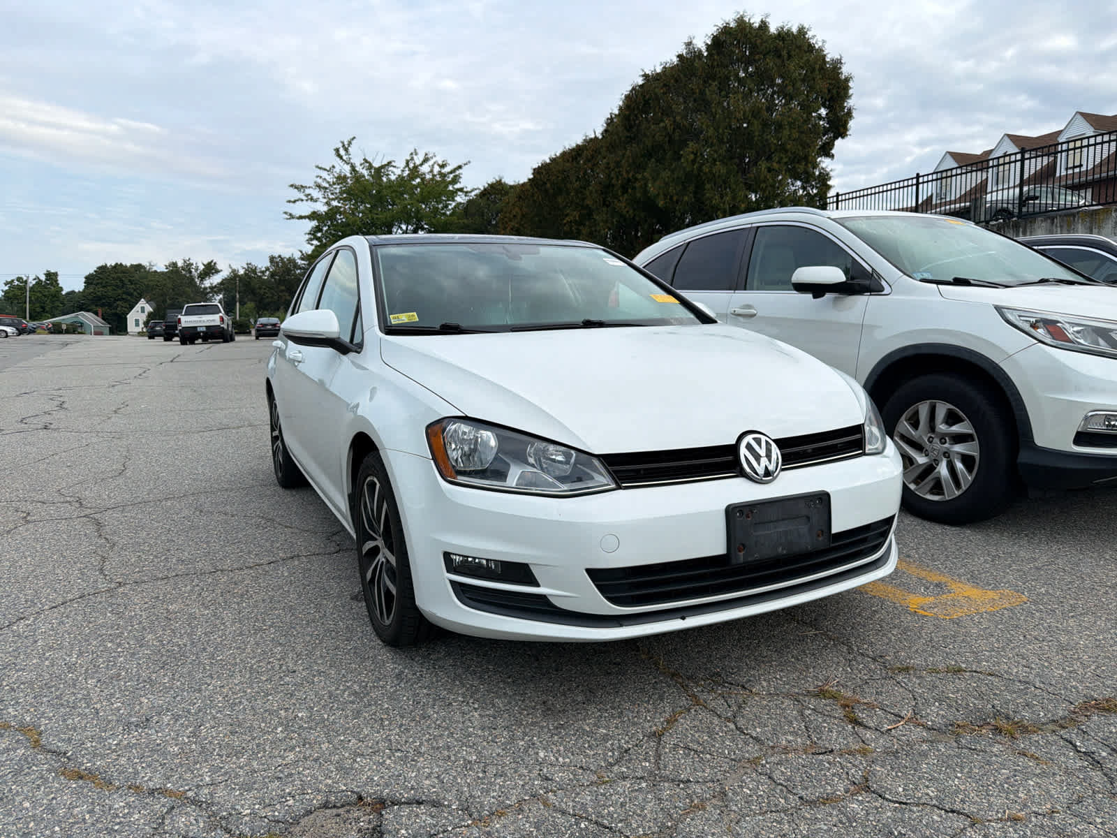 Used 2016 Volkswagen Golf SE FWD image 2