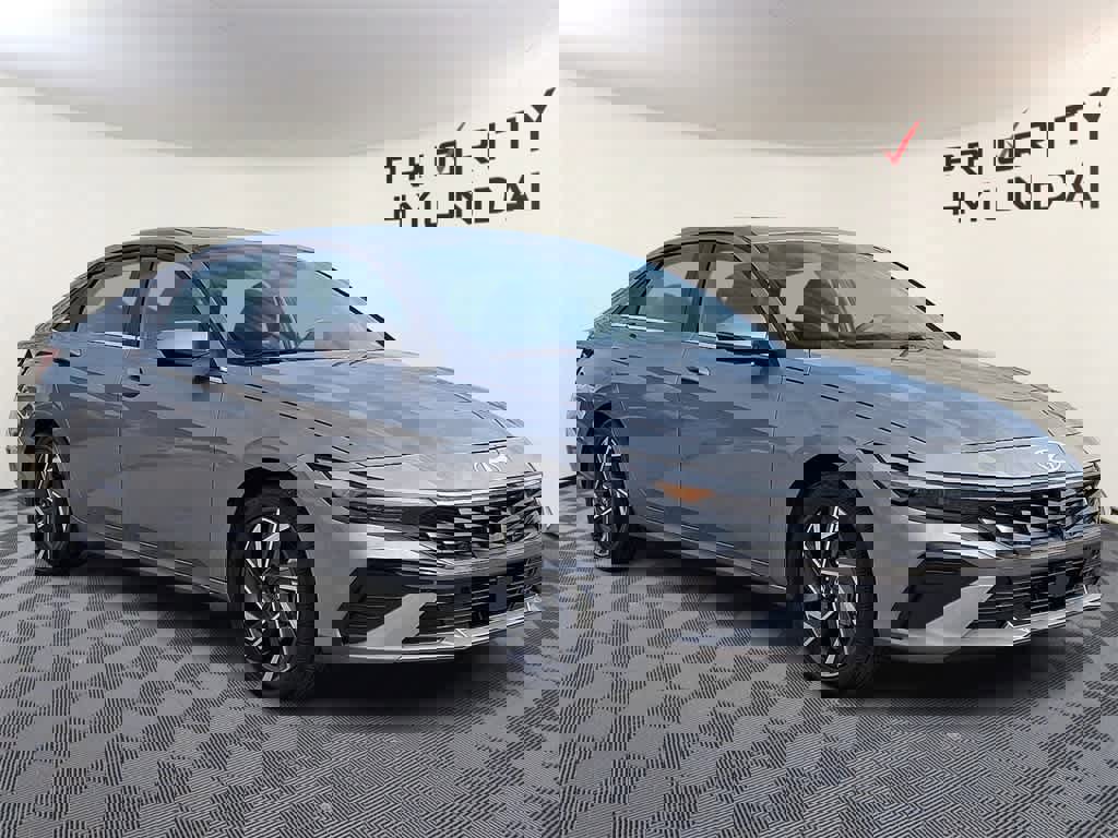 Used 2025 Hyundai Elantra Limited image 3