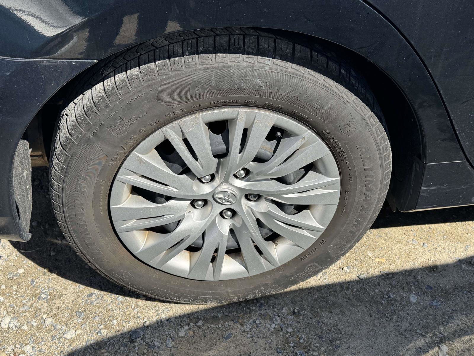 Used 2014 Toyota Camry LE image 5