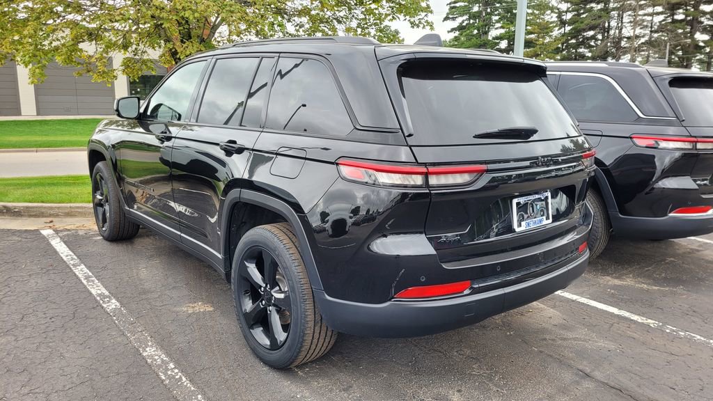 Used 2022 Jeep Grand Cherokee Altitude image 4
