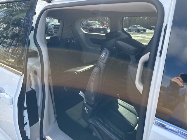 Used 2024 Chrysler Pacifica Touring-L image 15
