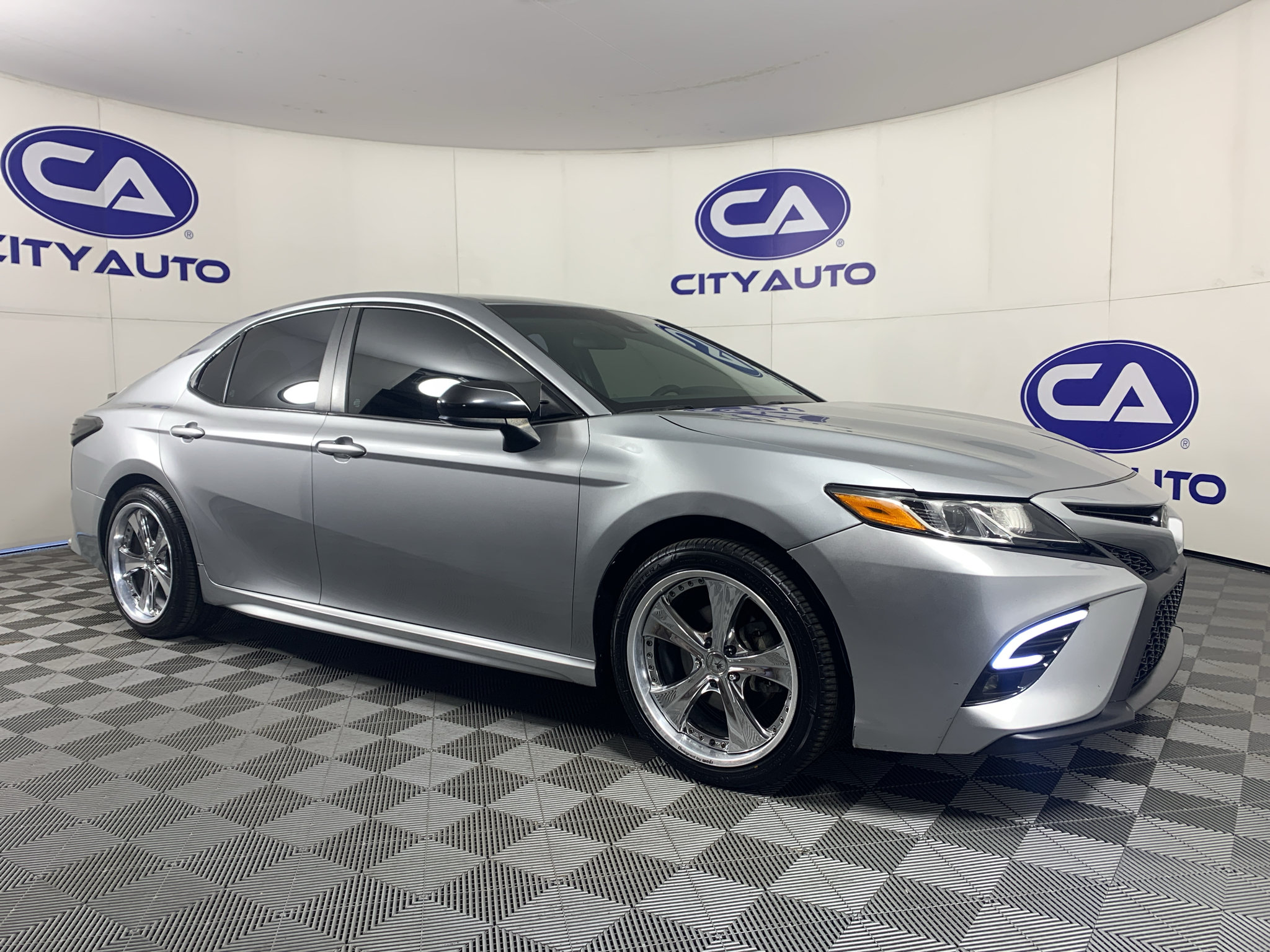 Used 2018 Toyota Camry SE FWD image 1