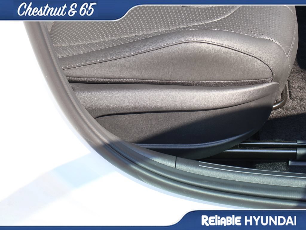 Used 2025 Hyundai Elantra Limited FWD image 11