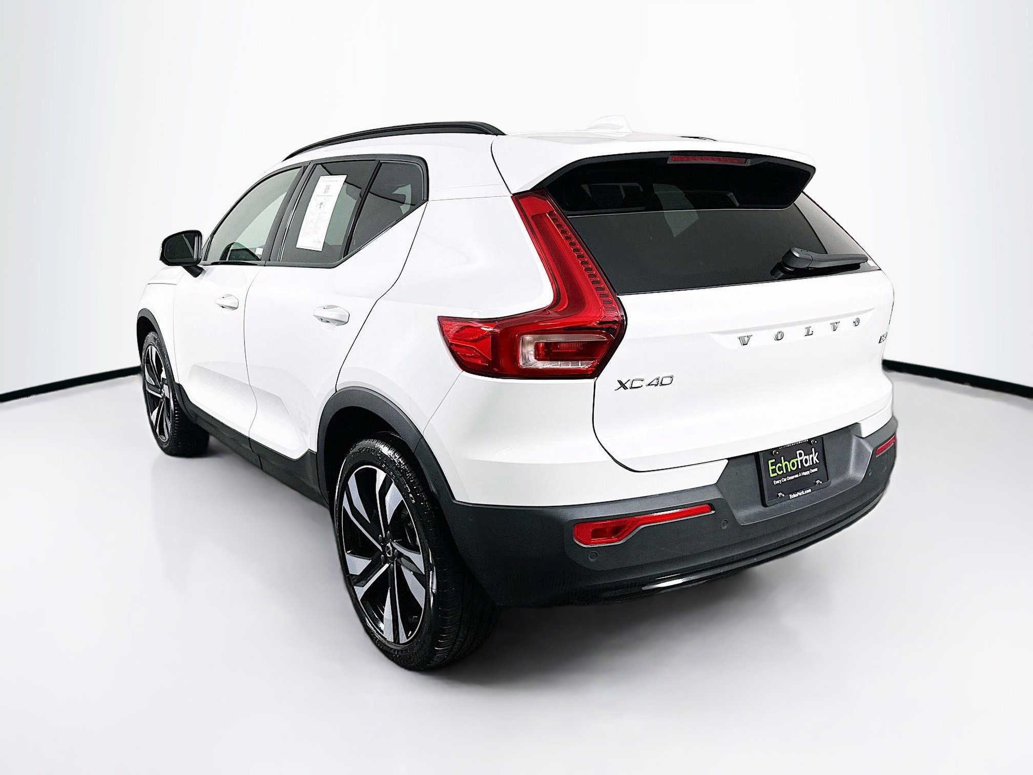 Used 2025 Volvo XC40 B5 Plus image 5
