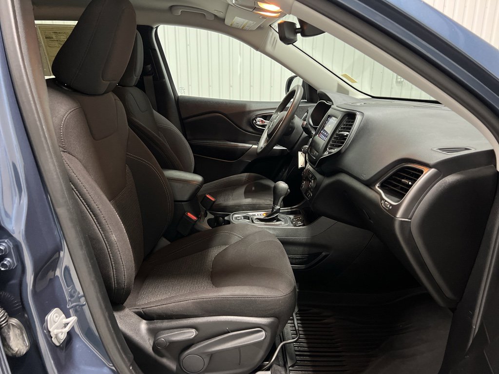 Used 2021 Jeep Cherokee Latitude w/ Mopar Interior Package image 26