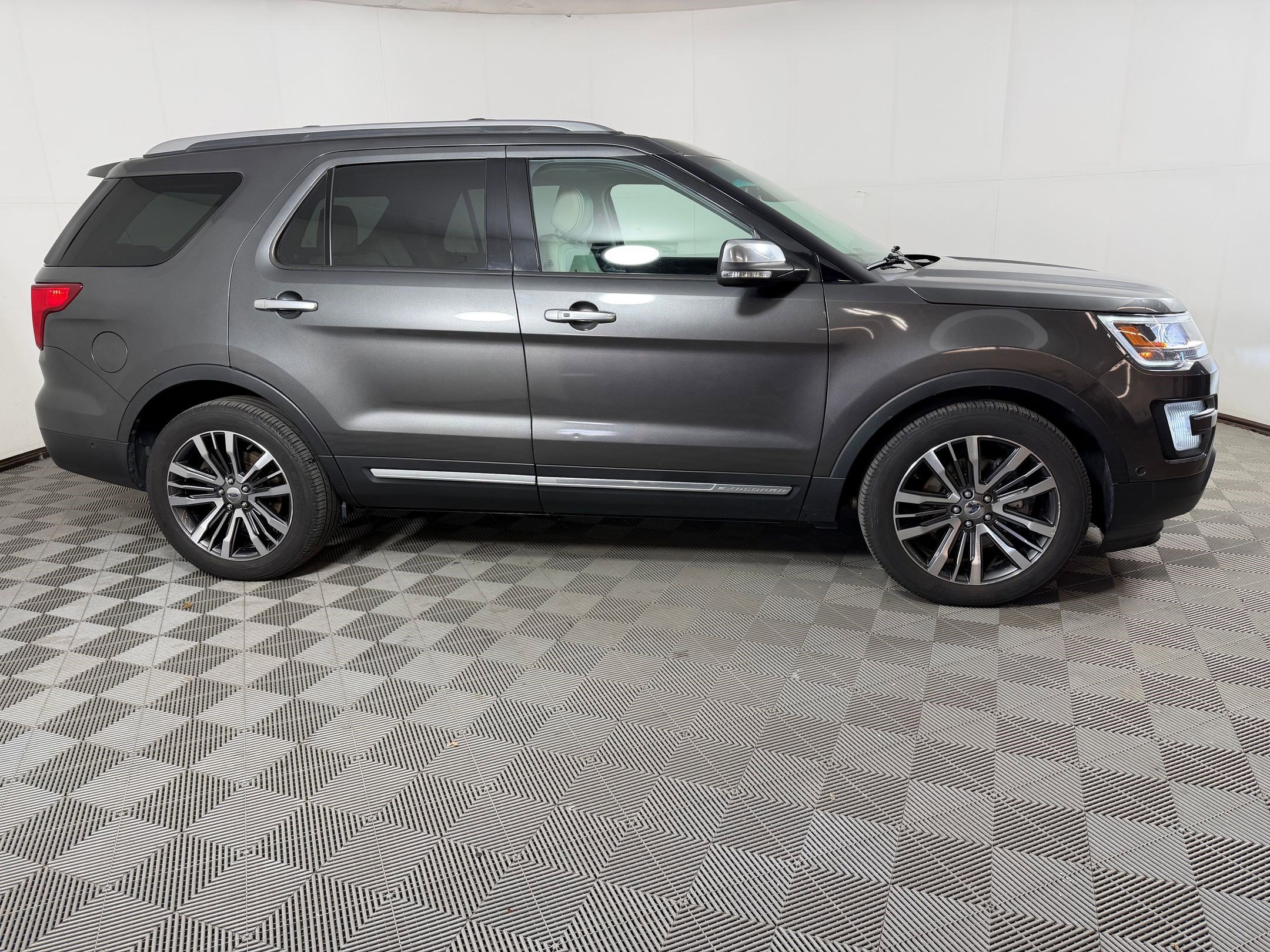 Used 2016 Ford Explorer Platinum AWD/4WD image 8
