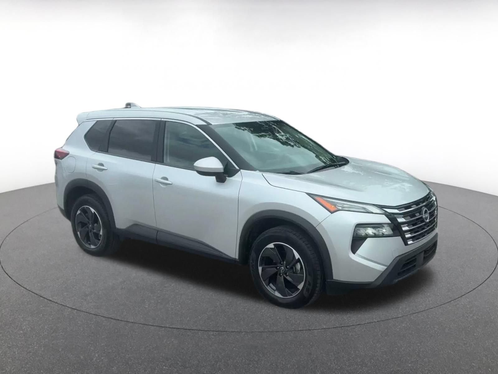 Used 2025 Nissan Rogue SV AWD/4WD image 2