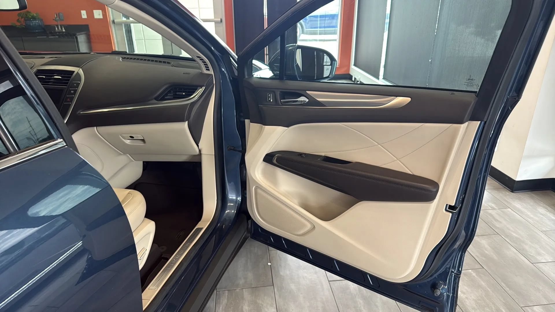 Used 2018 Lincoln MKC Premiere FWD image 36