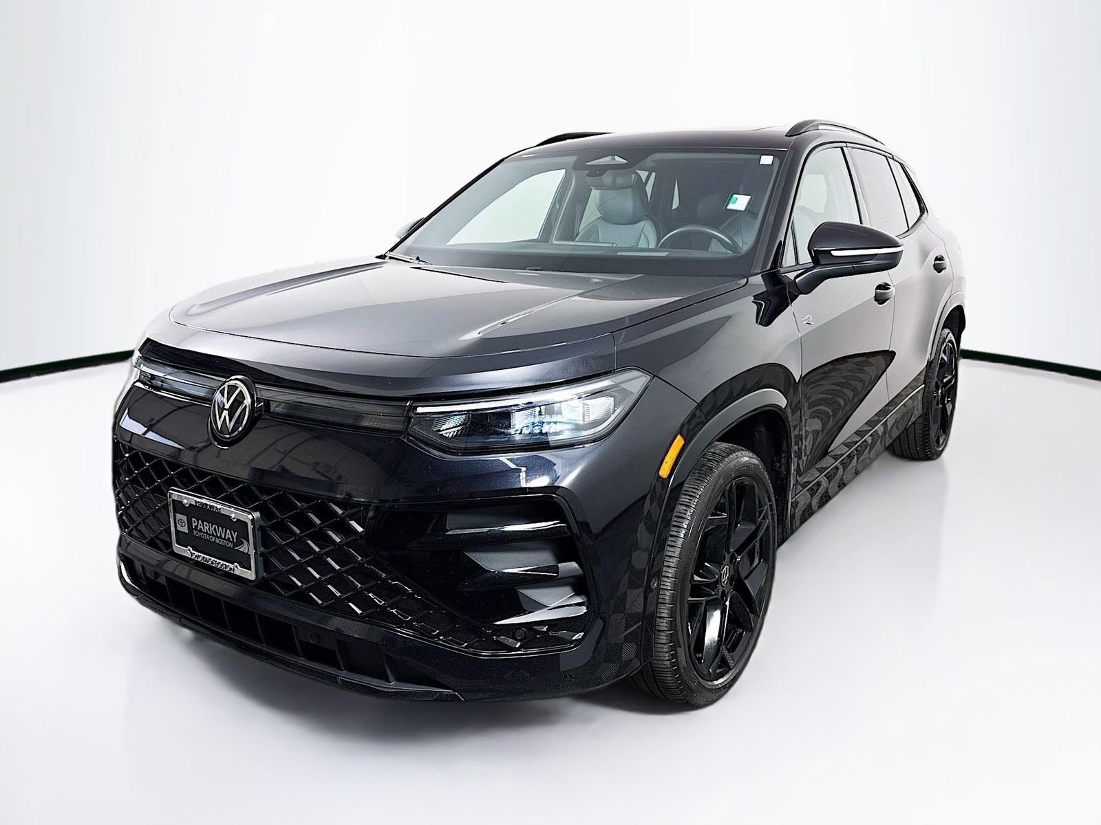 Used 2025 Volkswagen Tiguan SE R-Line AWD/4WD image 3