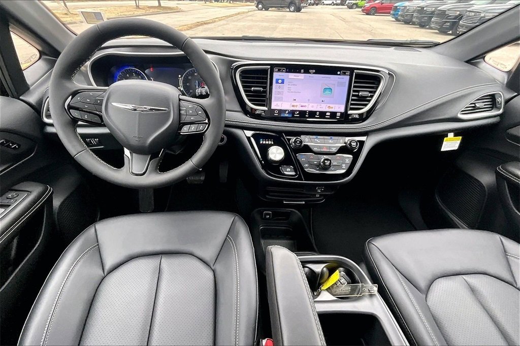 New 2026 Chrysler Pacifica Select image 5