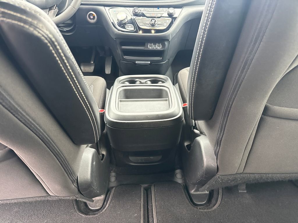 Used 2024 Chrysler Pacifica Touring image 11