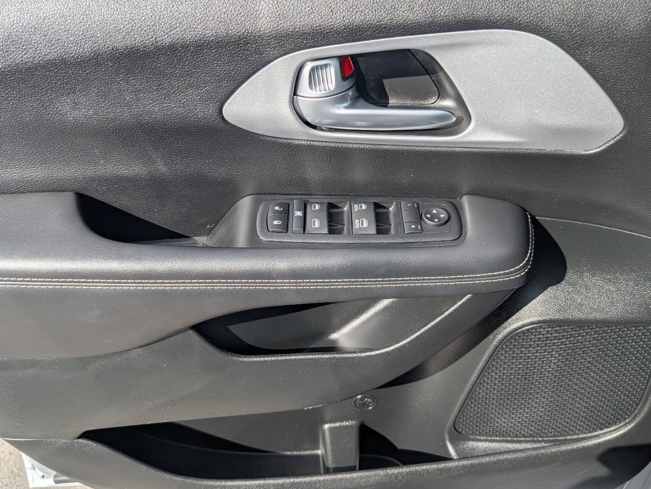 Used 2024 Chrysler Pacifica Touring image 15