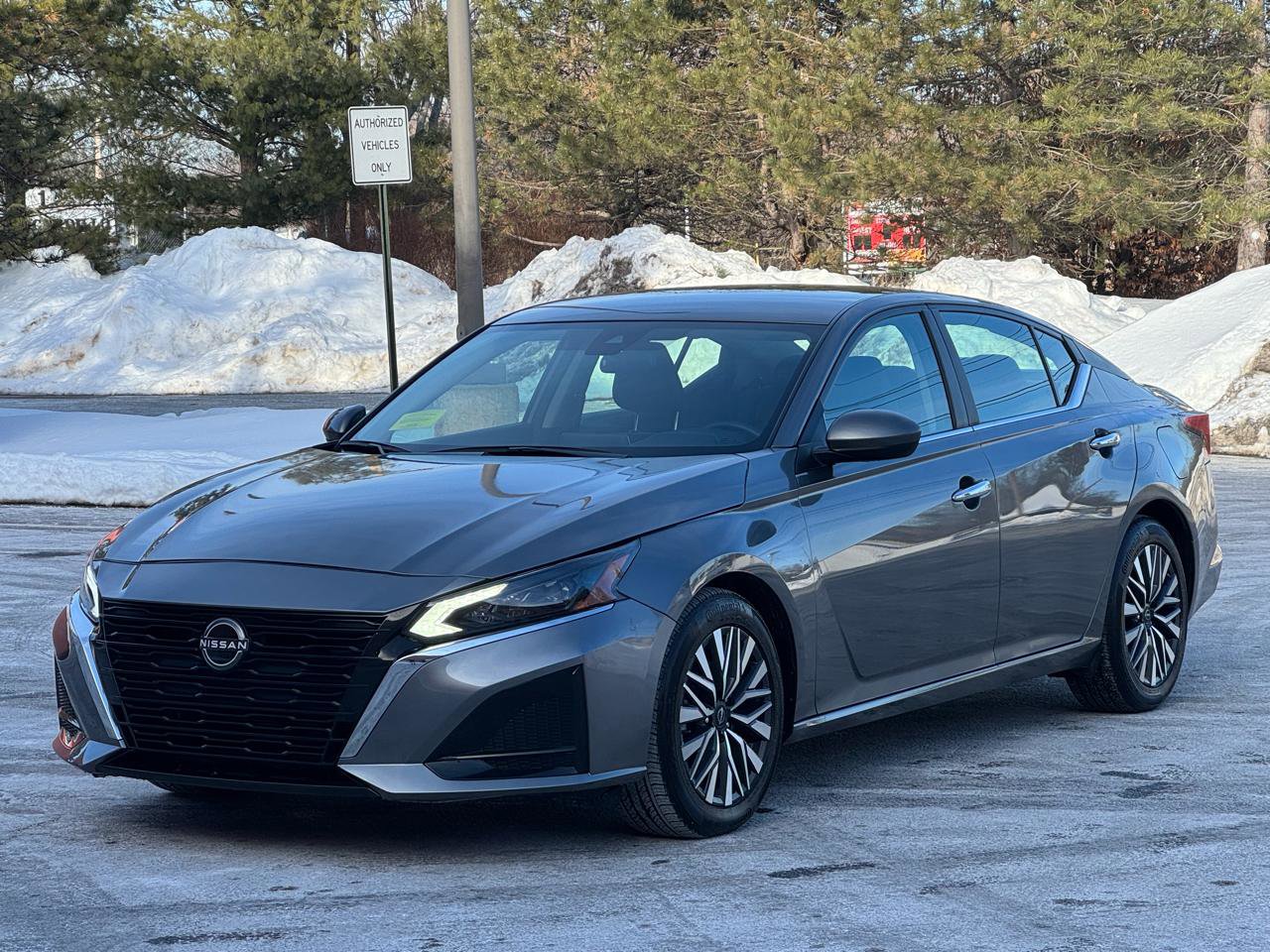 Used 2024 Nissan Altima 2.5 SV image 3