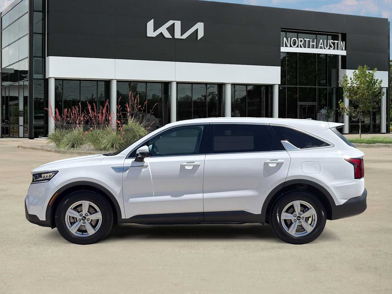 Certified 2023 Kia Sorento LX FWD image 5