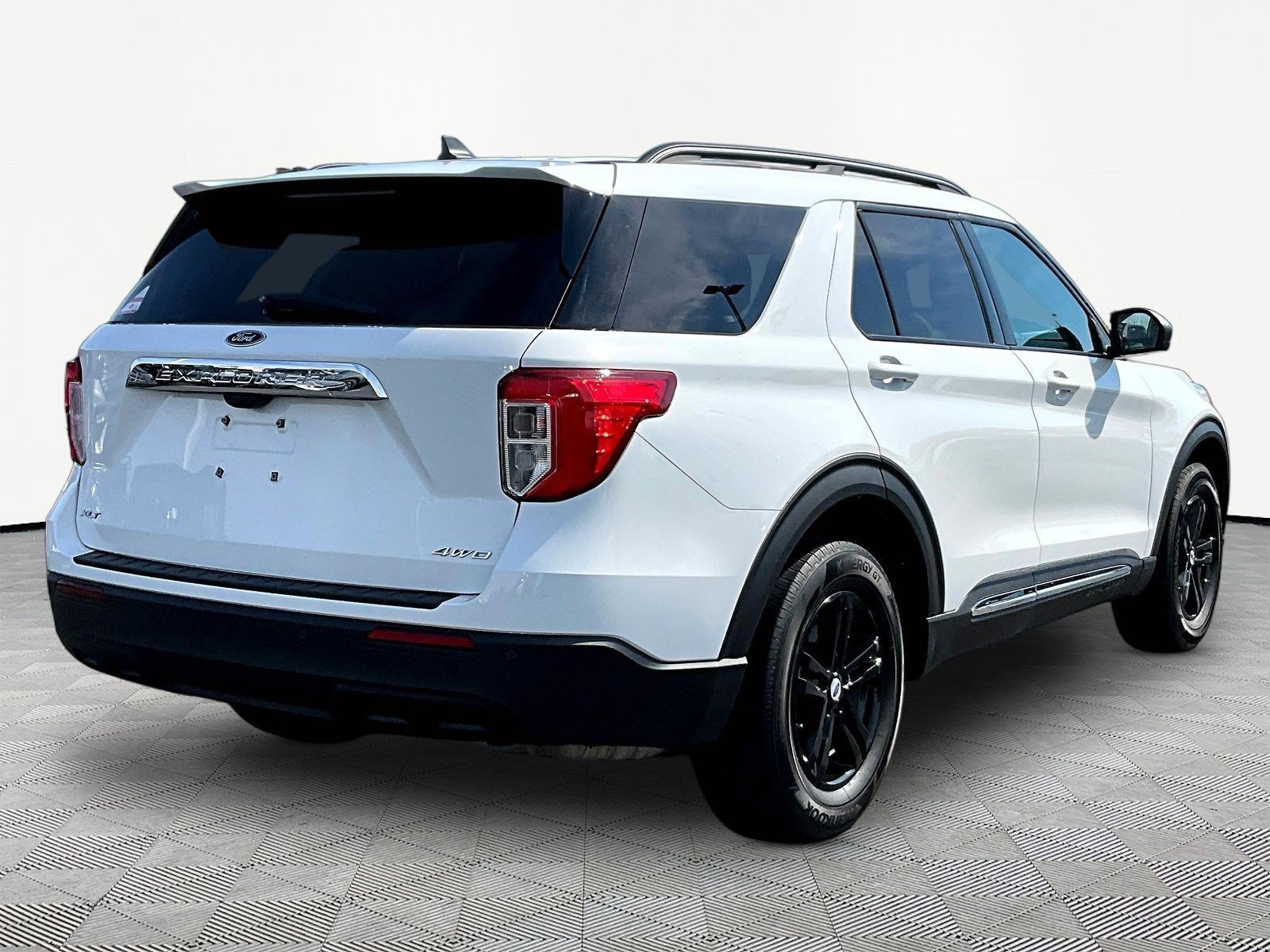 Used 2023 Ford Explorer XLT AWD/4WD image 6