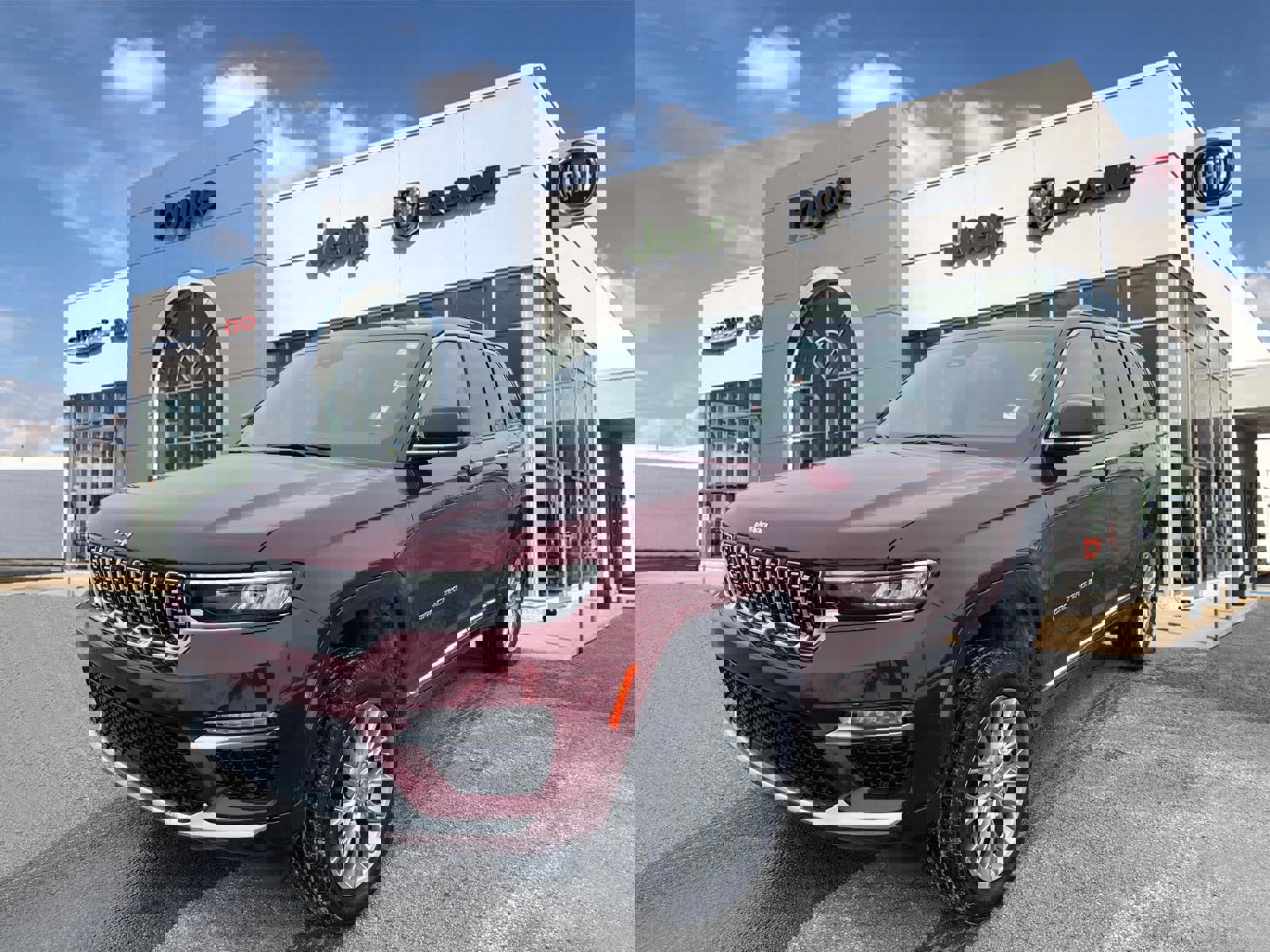 Used 2025 Jeep Grand Cherokee Summit image 4