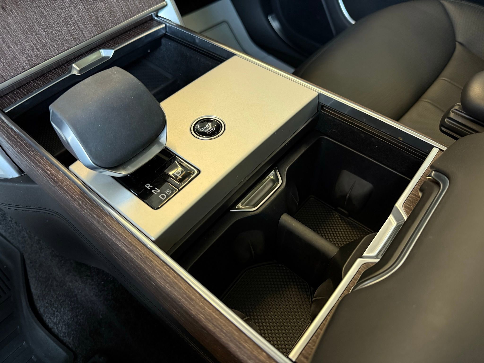 Used 2025 Land Rover Range Rover SE image 49