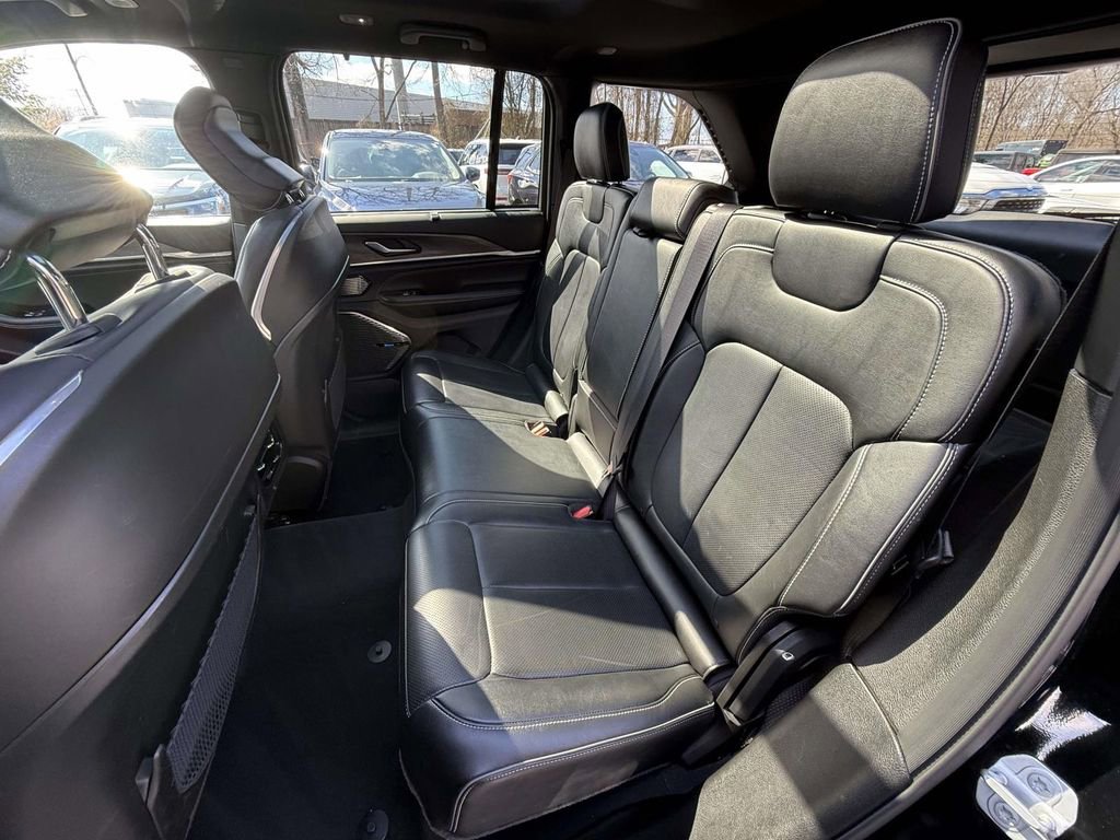 Used 2023 Jeep Grand Cherokee Overland w/ Luxury Tech Group IV image 13