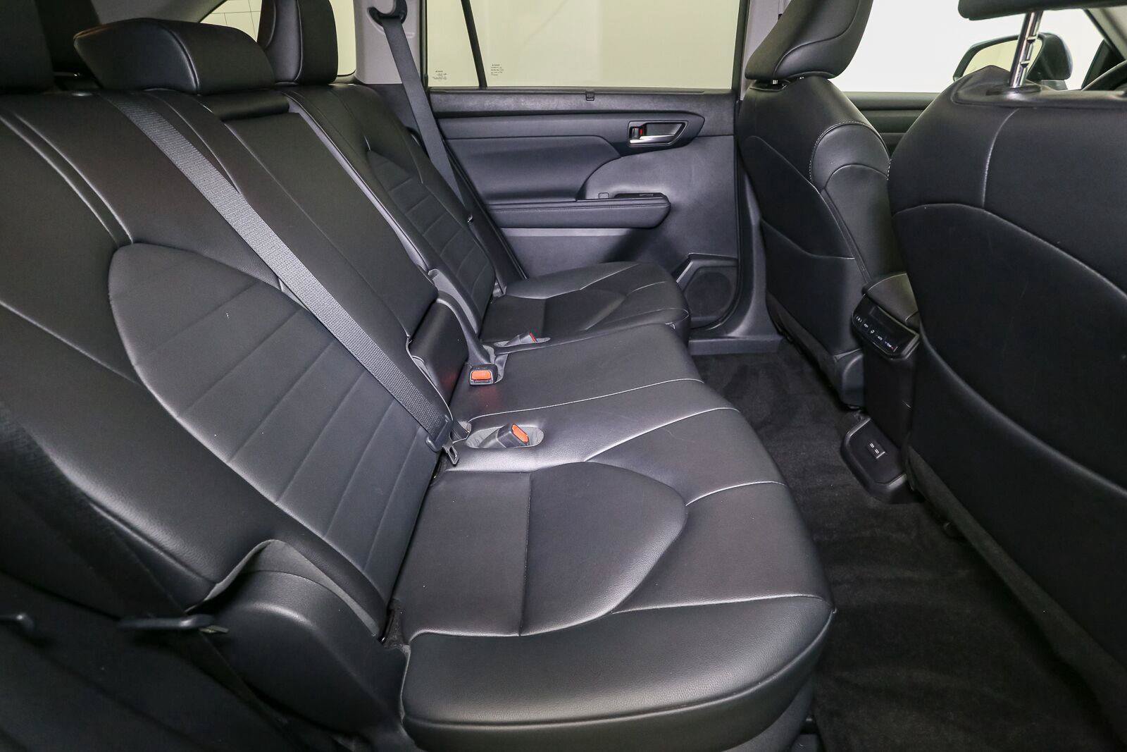 Used 2023 Toyota Highlander XLE AWD/4WD image 23