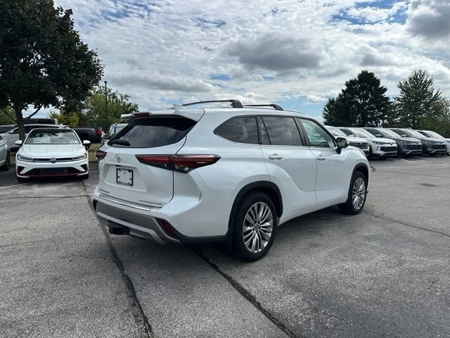 Used 2025 Toyota Highlander Platinum AWD/4WD image 7