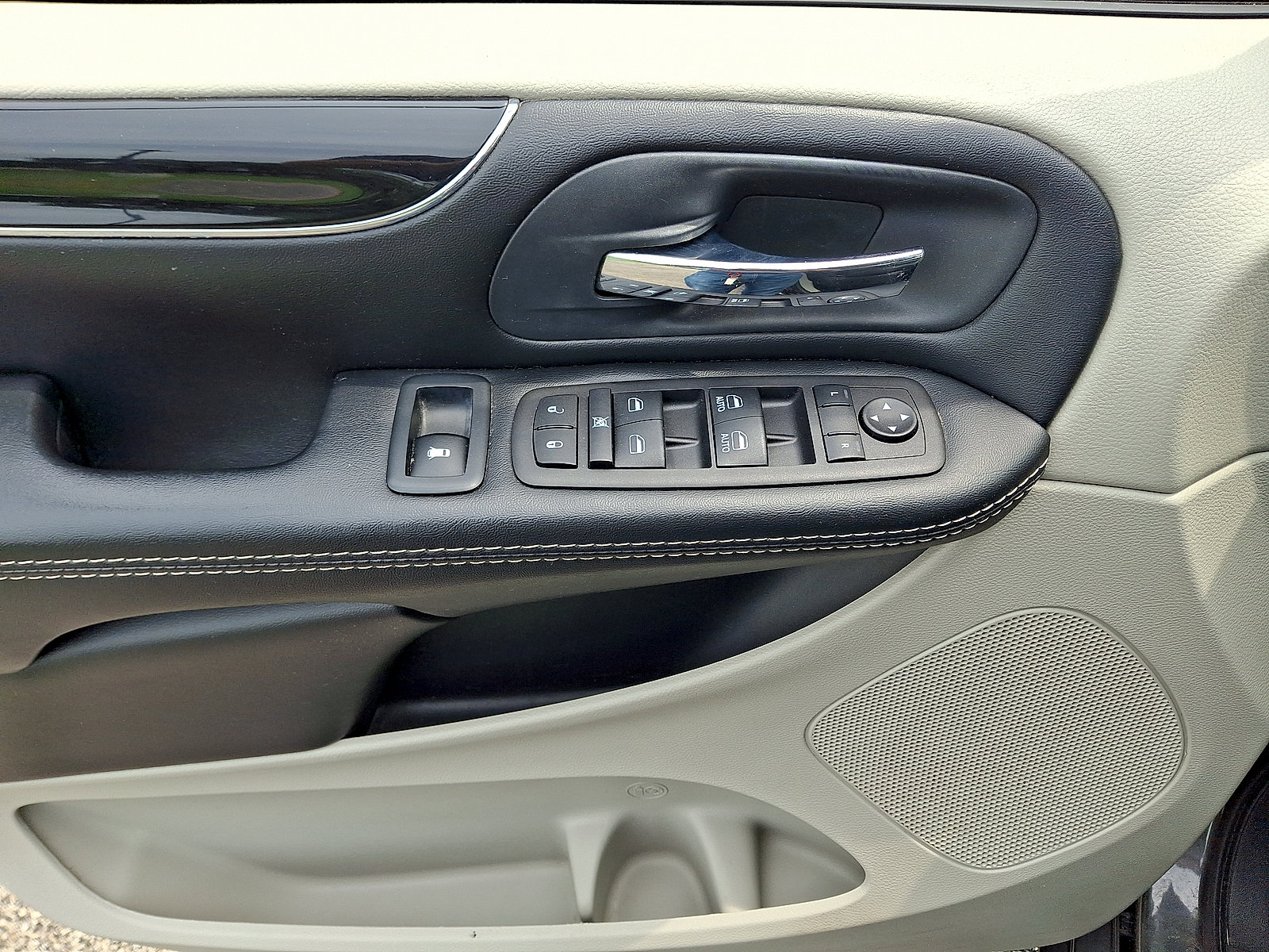 Used 2020 Dodge Grand Caravan SXT FWD image 2