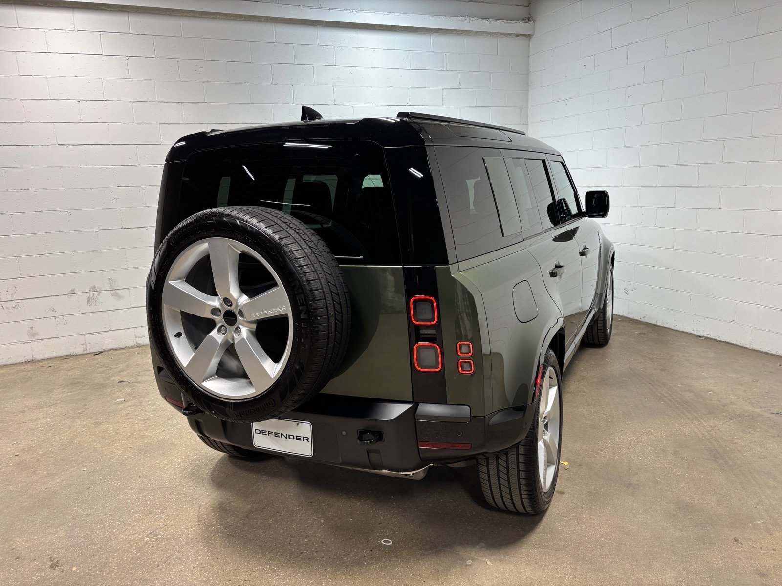 Used 2026 Land Rover Defender 110 X-Dynamic SE AWD/4WD image 7