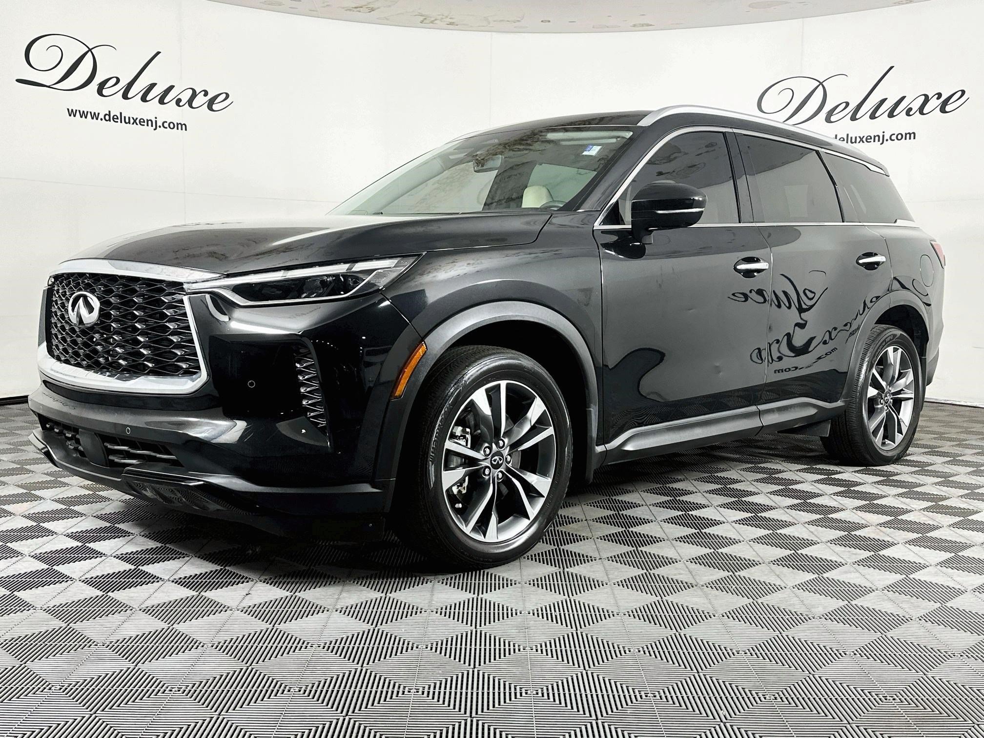 Used 2023 INFINITI QX60 Luxe w/ Performance Audio Package AWD/4WD image 3