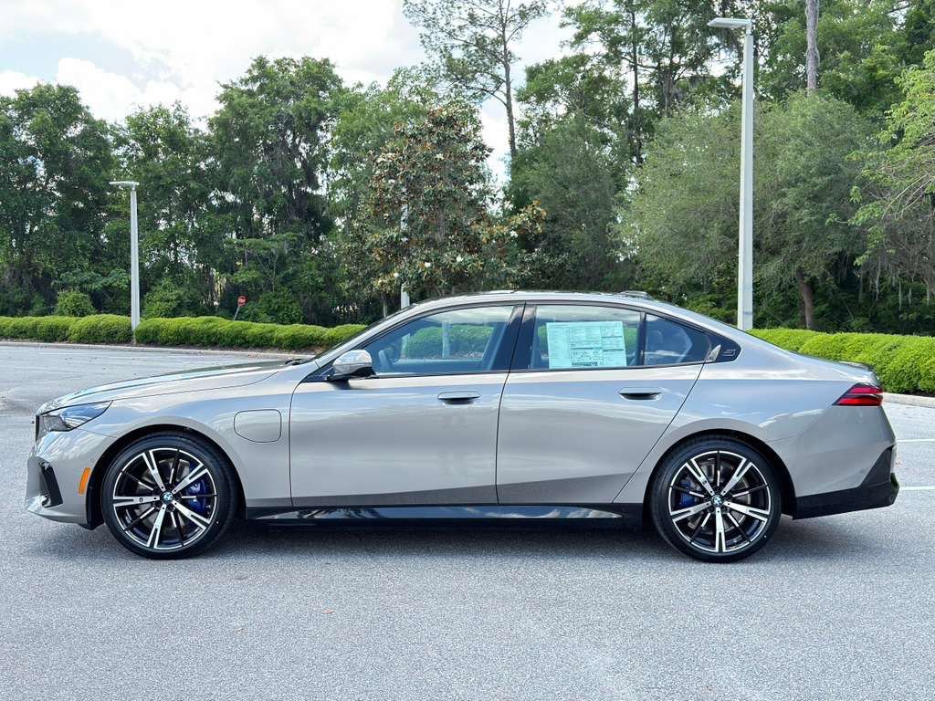 New 2026 BMW 550e xDrive AWD/4WD image 2