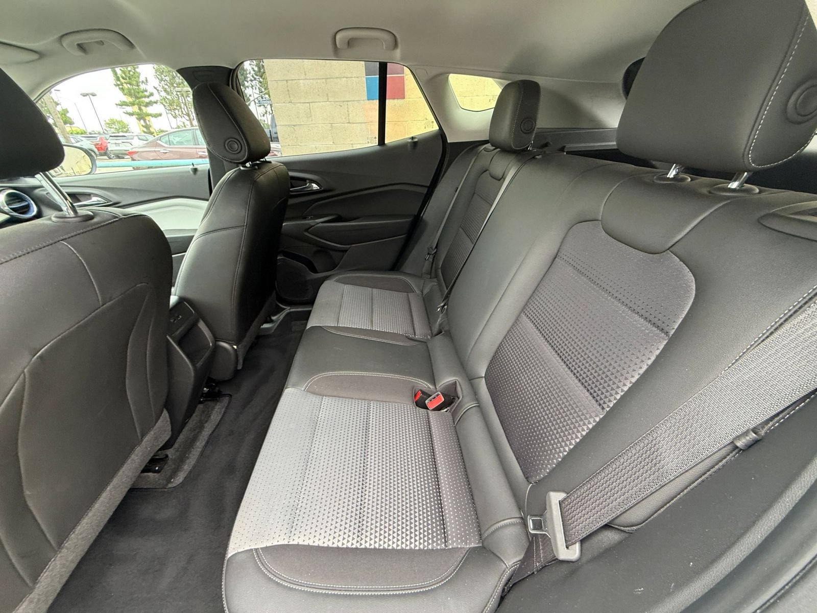 Used 2025 Chevrolet Trax LT w/ LT Convenience Package FWD image 23