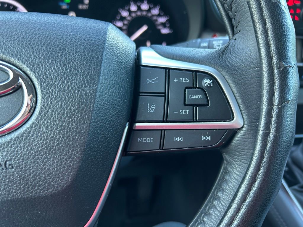 Used 2024 Toyota Sienna XLE FWD image 19