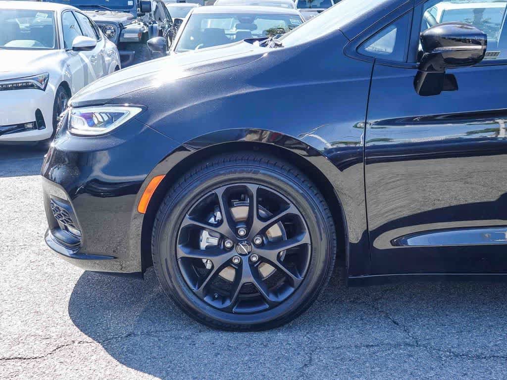 Used 2025 Chrysler Pacifica Limited FWD image 9