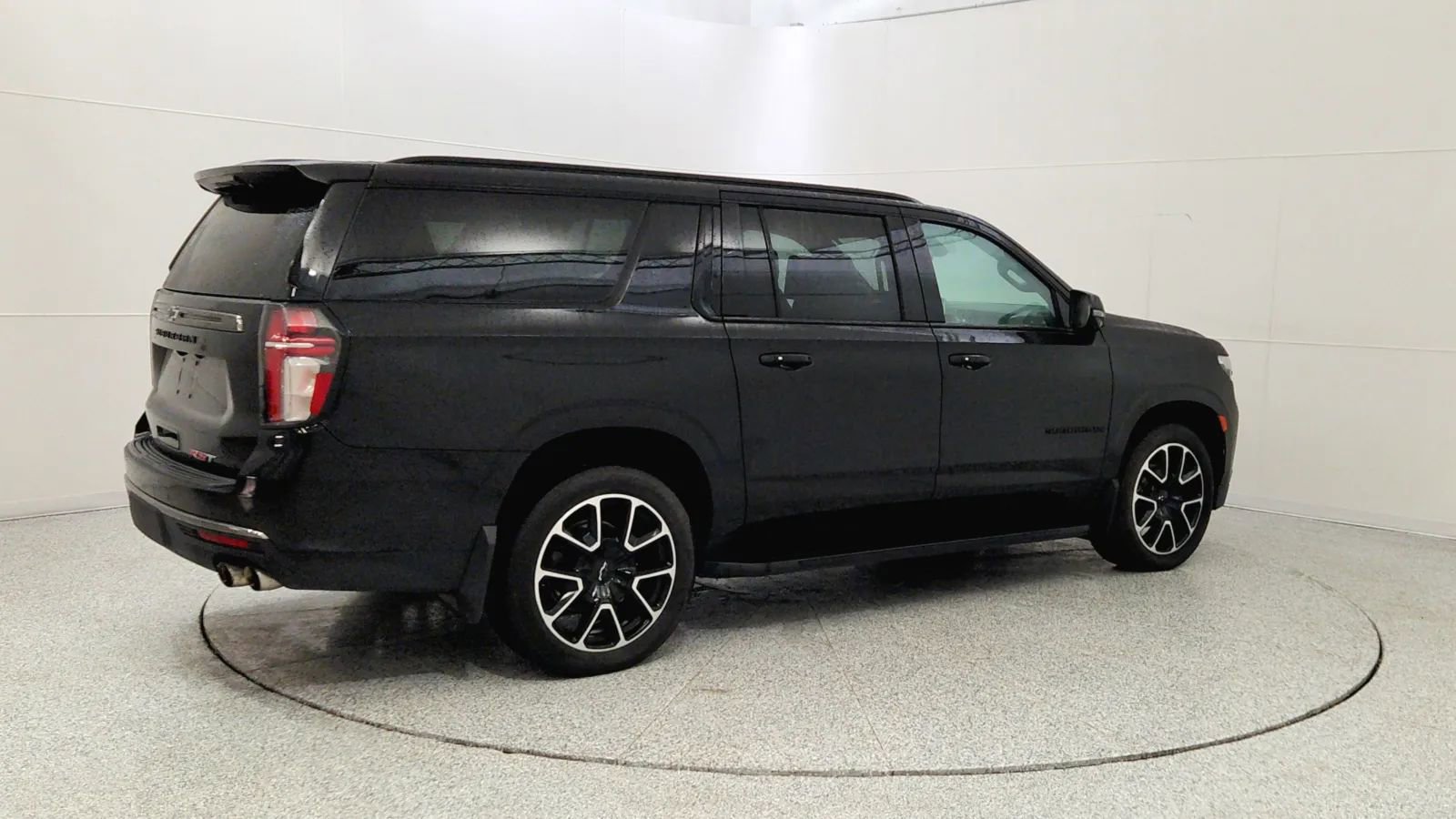 Used 2022 Chevrolet Suburban RST w/ Sport Performance Package image 7