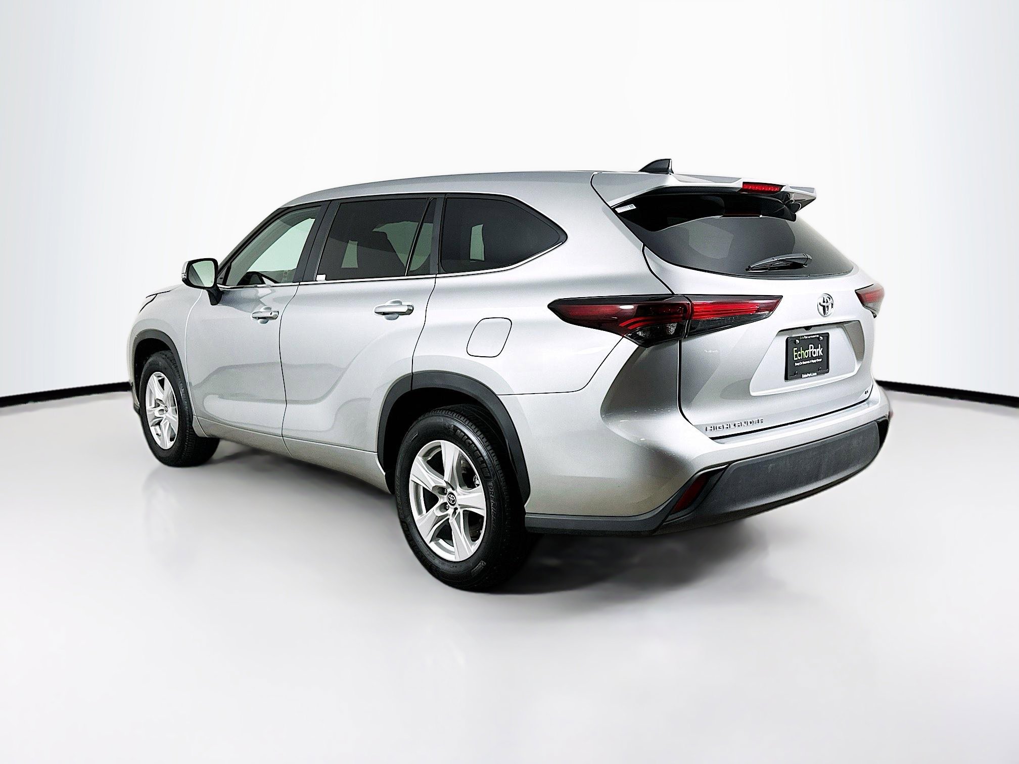 Used 2025 Toyota Highlander LE FWD image 5