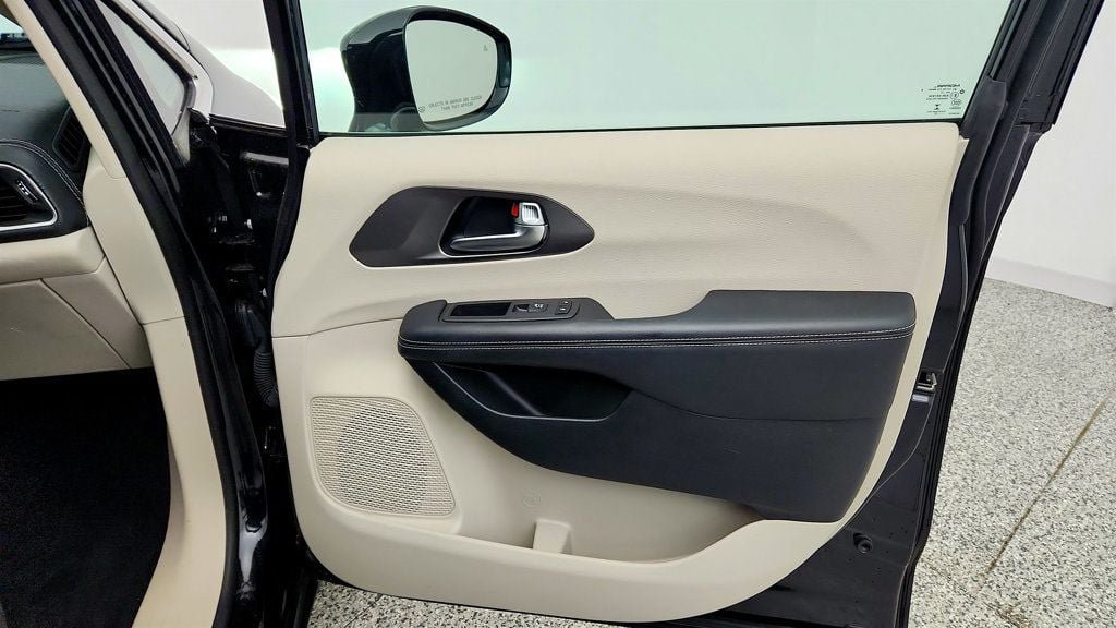 Used 2022 Chrysler Pacifica Touring-L FWD image 24