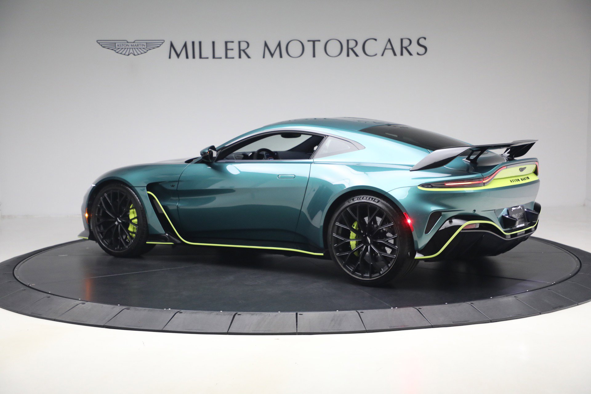 Used 2023 Aston Martin V12 Vantage RWD image 4