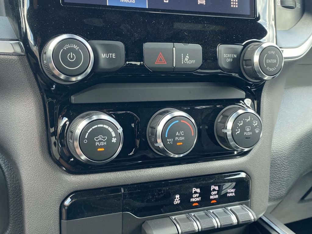 New 2026 RAM 1500 Express AWD/4WD image 22