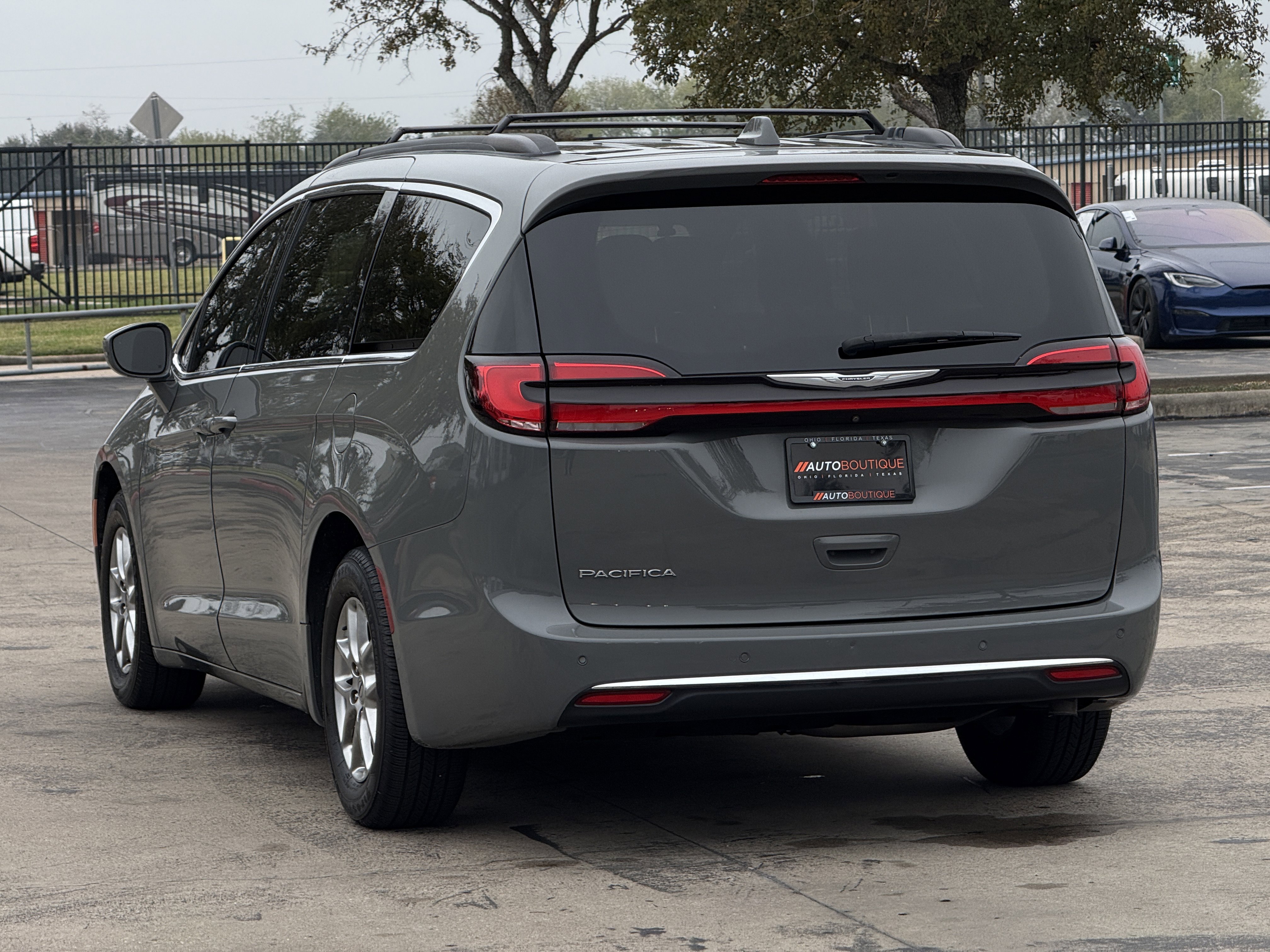 Used 2021 Chrysler Pacifica Touring image 9