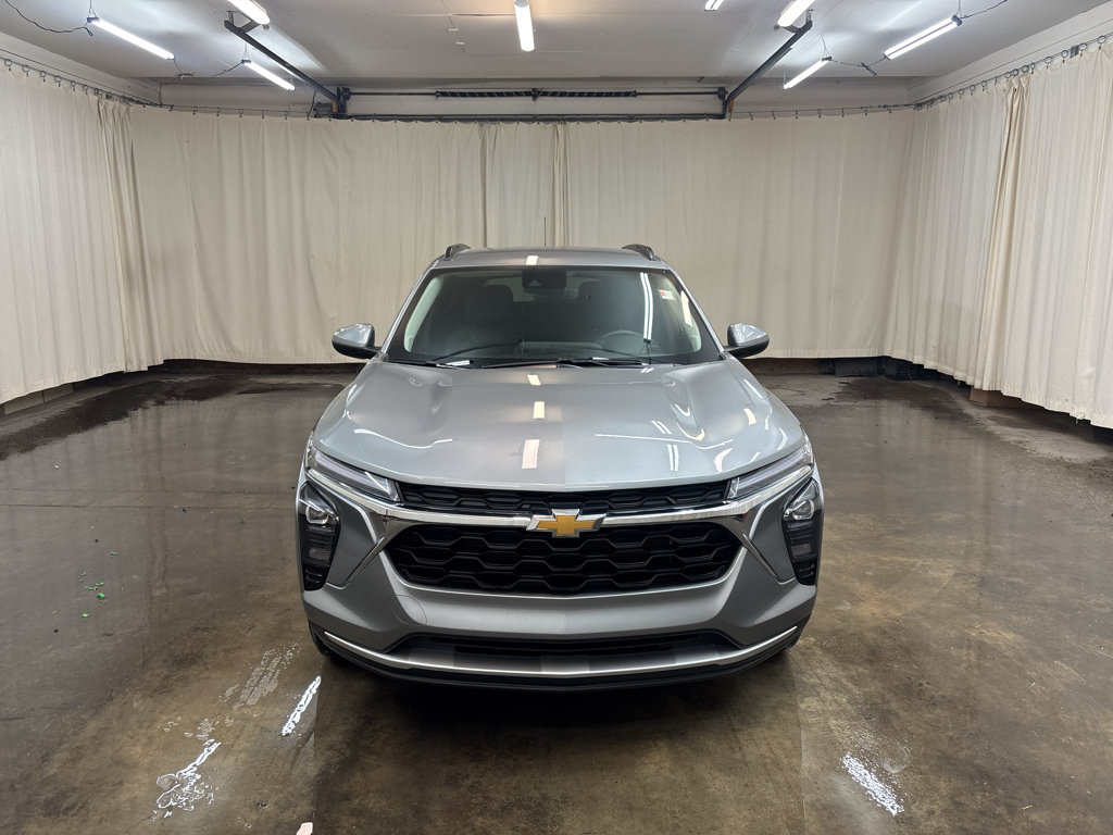 Used 2025 Chevrolet Trax LT w/ LT Convenience Package FWD image 2