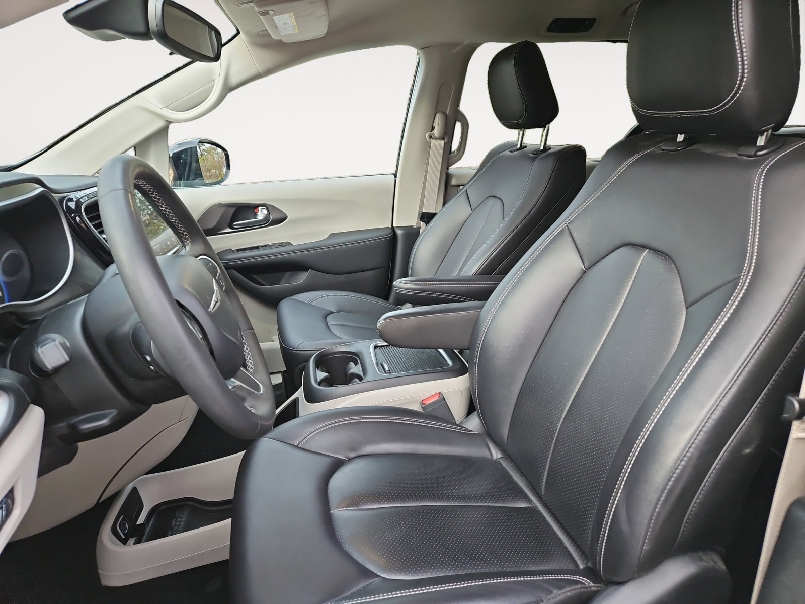 Used 2024 Chrysler Pacifica Touring-L image 9