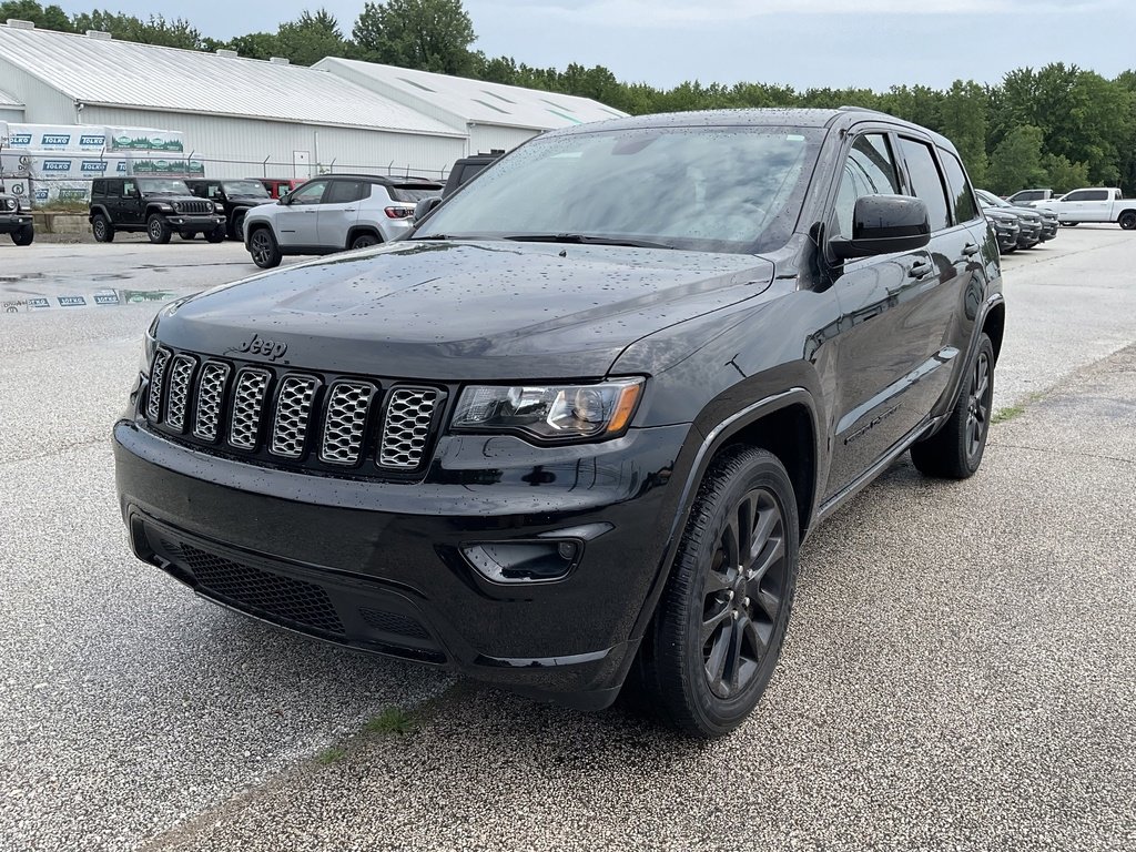 Used 2020 Jeep Grand Cherokee Altitude image 3