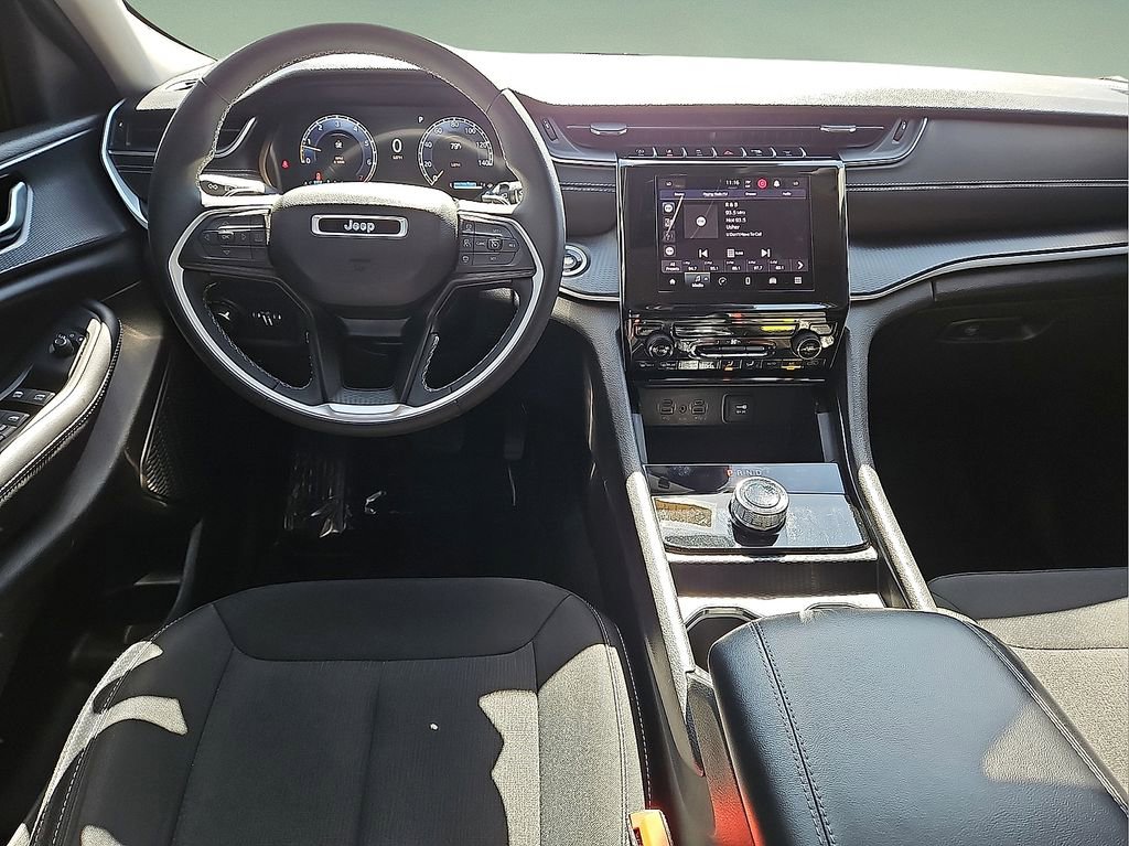 Used 2023 Jeep Grand Cherokee Laredo image 15