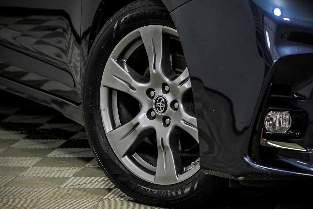 Used 2019 Toyota Sienna SE Premium image 3