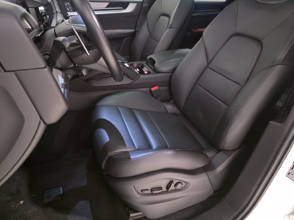 Used 2024 Porsche Cayenne w/ Premium Package AWD/4WD image 22