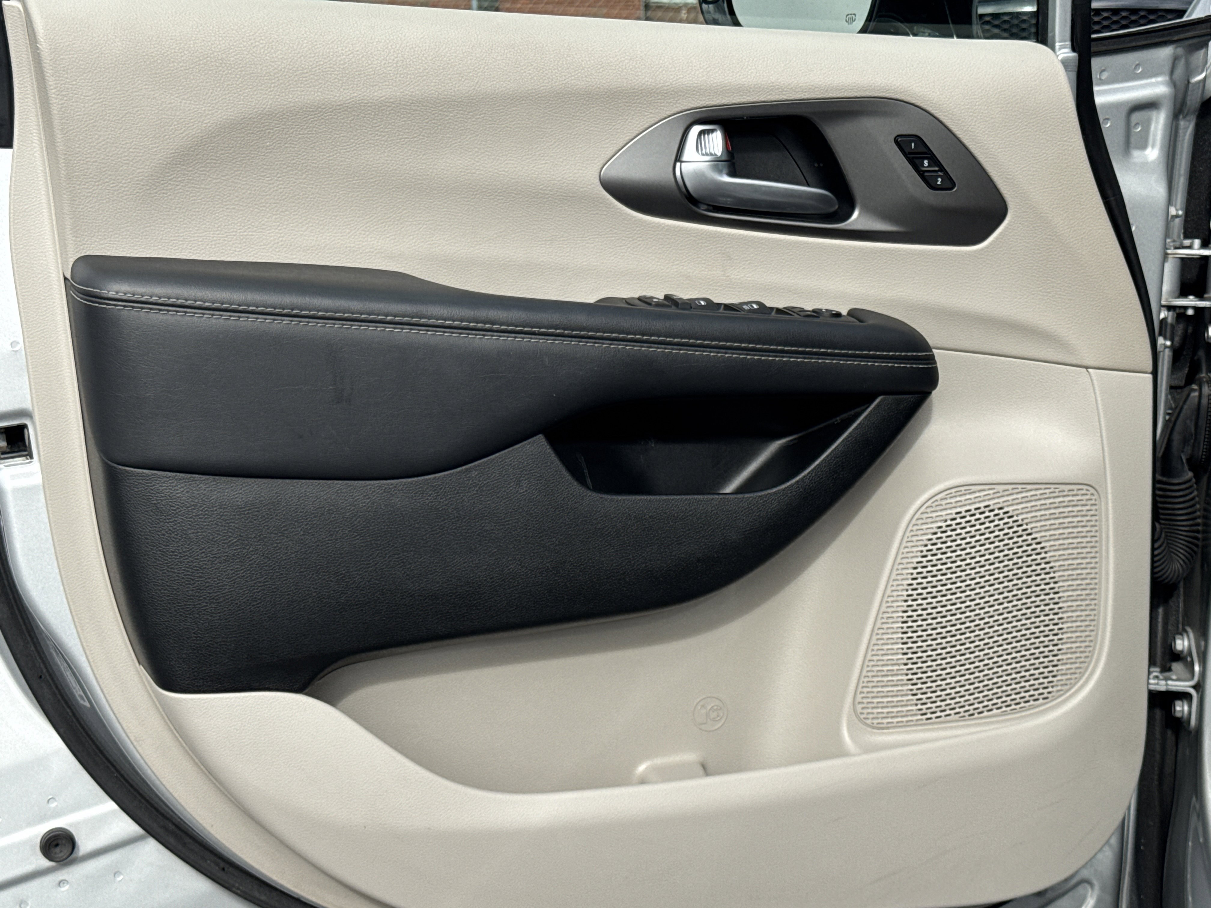 Used 2024 Chrysler Pacifica Touring-L image 11