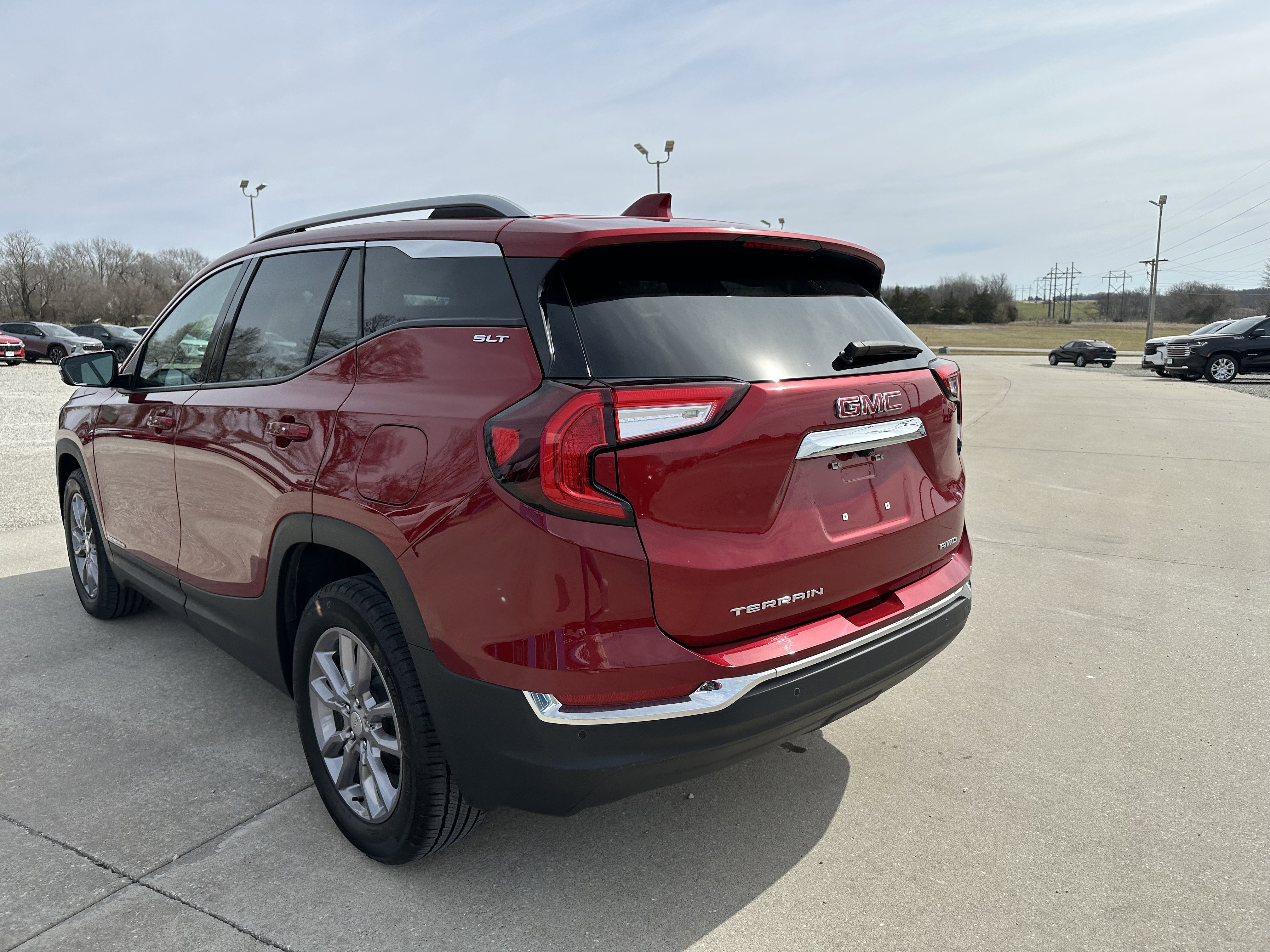 Used 2024 GMC Terrain SLT w/ Infotainment Package II image 3
