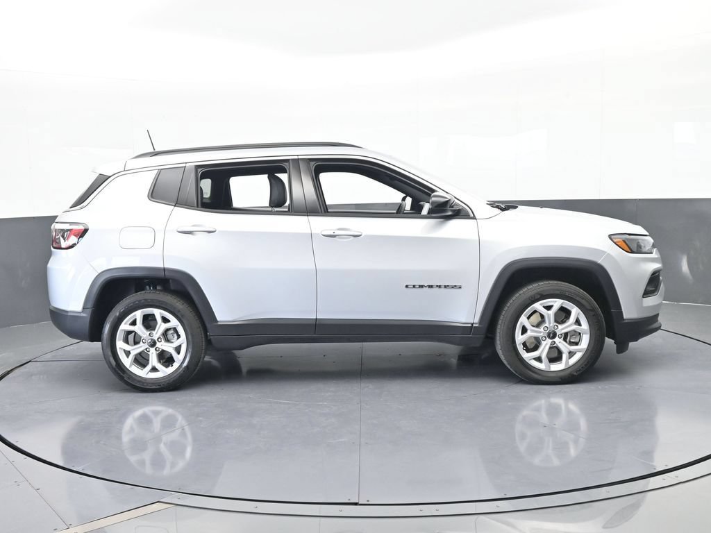 Used 2025 Jeep Compass Latitude AWD/4WD image 7