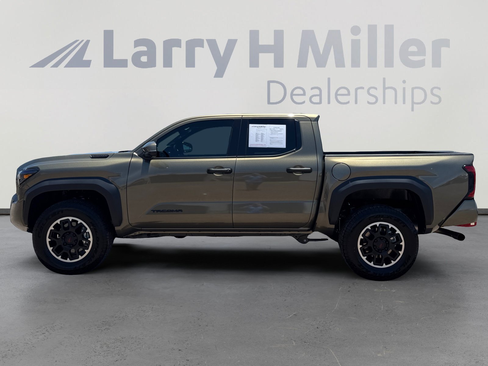 Used 2026 Toyota Tacoma TRD Off-Road w/ TRD Off Road Premium Package AWD/4WD image 2